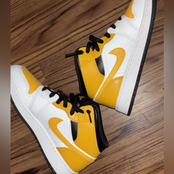 Air Jordan 1s - Picture 2 of 8